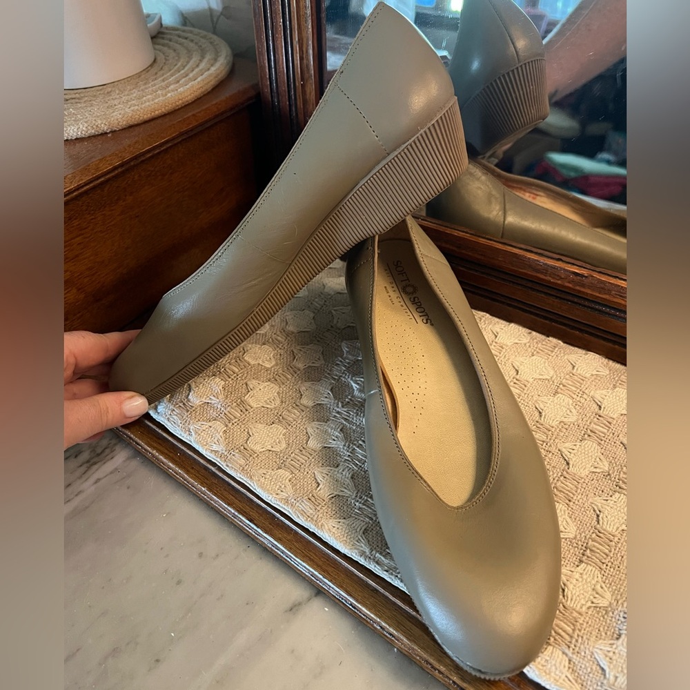 SOFT SPOTS All Day Comfort Vintage Slip‎ On Wedges Tan Round Toe Wms Sz 9 *USA*